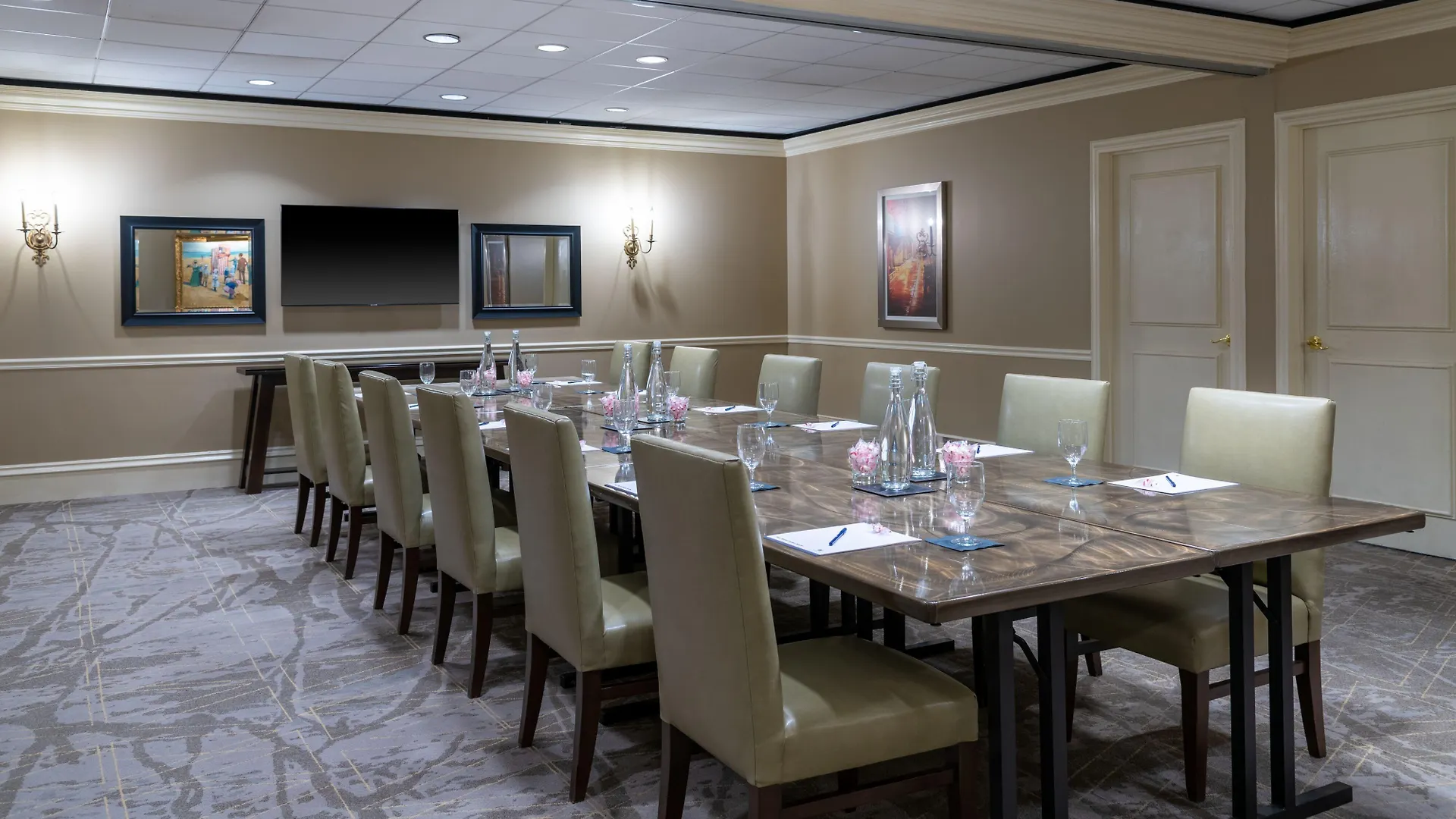 The Capital Suites Hotel Columbus 4*,